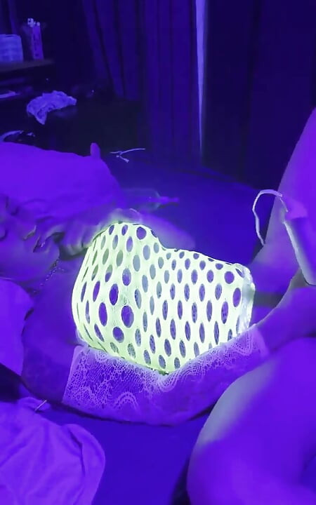 Seksi plavuša se igra prljavo posle sata u klibu