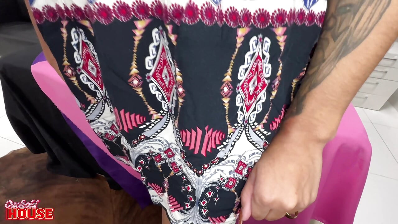Bătrânul ăla cu pula mare a băgat-o până la capăt în curul tinerei brunete fără milă