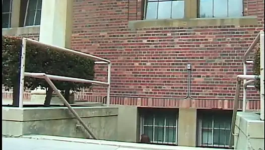 Siswi rambut cokelat dicrot sperma setelah didobel penetrasi di ruang ganti