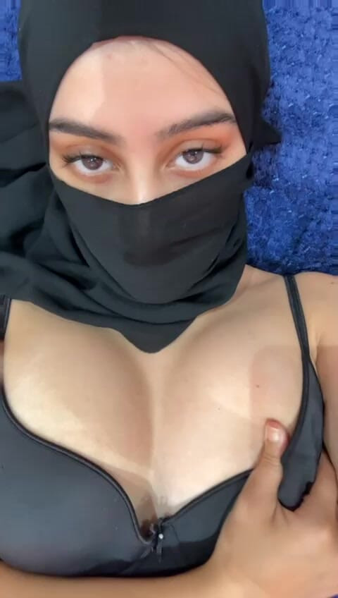 ヒジャブをかぶったイスラム教徒の美女が、柔らかいおっぱいをしごいたり揺らしたりしながら、丸いアラブ人のおっぱいをからかう