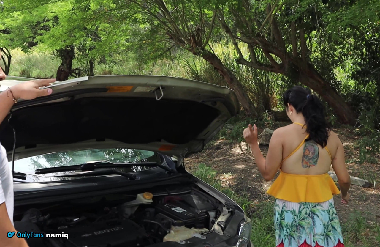 メカニックファック人妻はどこの真ん中で立ち往生