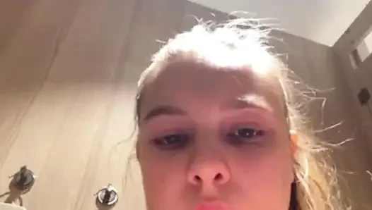 Public Squirting in the changing room with jucielussie