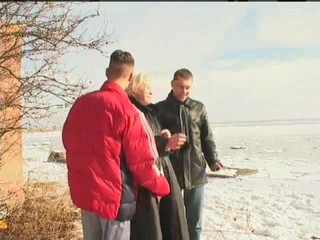 Irina avec deux mecs sur la neige