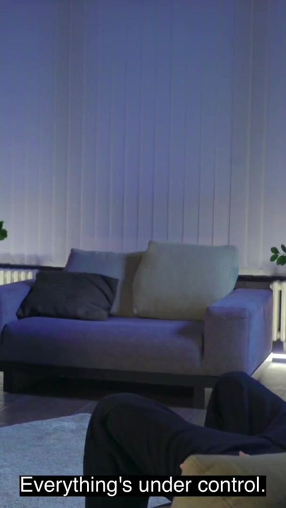 Jeny Smith gorąca MILF, pokazuje jej cycki i cipkę facetowi. Czy to pójdzie dalej niż szarpanie? | Klip 1