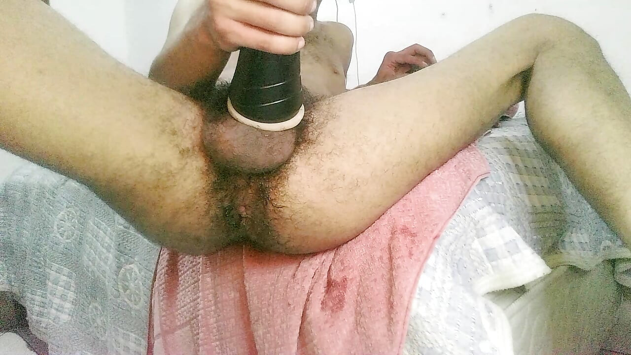 来虐待这个调皮的男性？