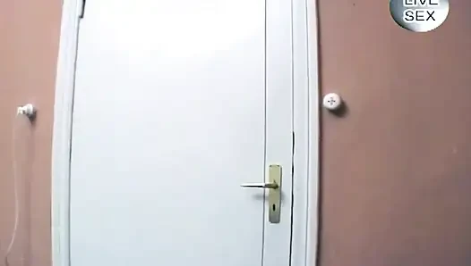 Esmer kadın cam dildosunu ıslak amcığının derinliklerine kaydırıyor