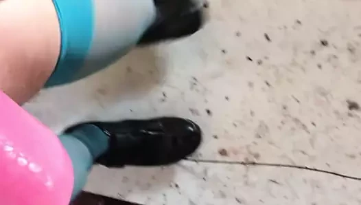 Terk edilmiş evde iç çamaşırlarıyla giyinmek