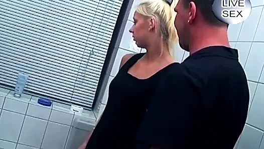 Sarışın amcığını yalatıyor ve sonra sert yarak emiyor