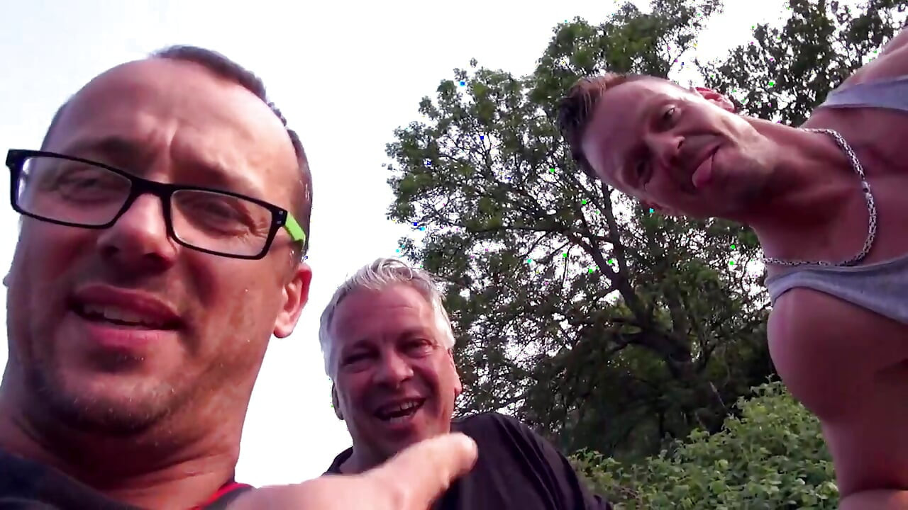 O străină drăguță fute doi tipi în aer liber