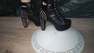 Lady l, Crush-Lampe mit sexy Metall-High Heels.