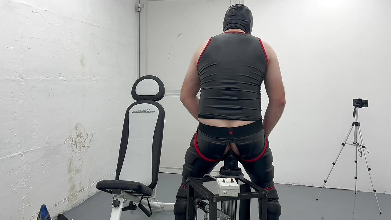 マスクド・ギンプ 48cm ミスター・エド ディルド アナルファッキングマシン 巨大 8.9cm プラグ&ポスト 試み