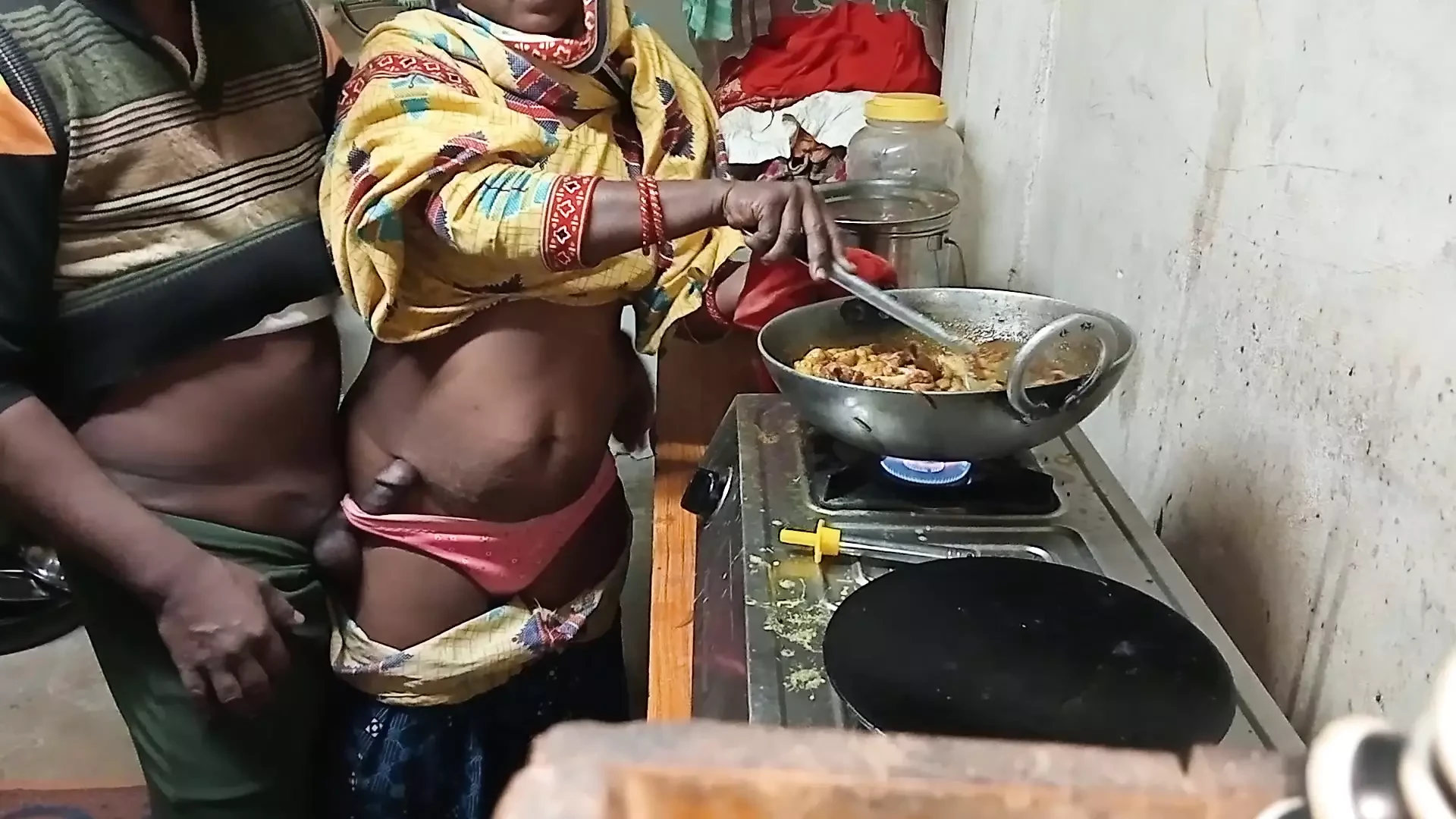 Prelepu prsatu indijsku polusestru jebao njen mlađi brat u doggystyle - hindi audio
