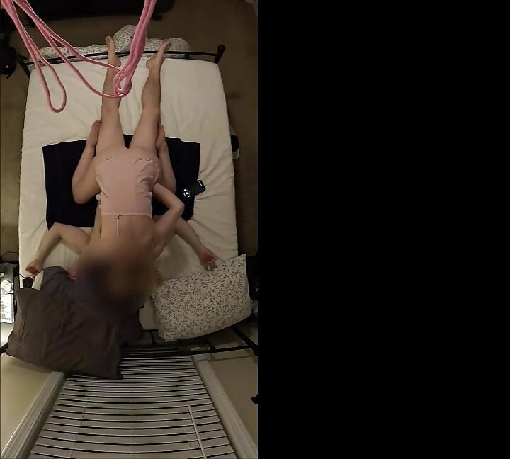 Crot di dalam memek cewek mungil (kamera langit-langit)
