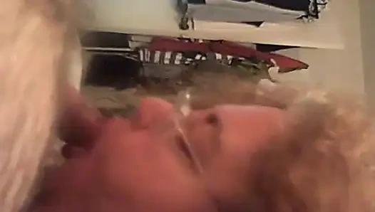 Vicki si suster semok kulit putih nyepong kontol pacar lamaku