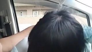 Cô gái thổi kèn cho cô ấy bạn trai trong xe hơi
