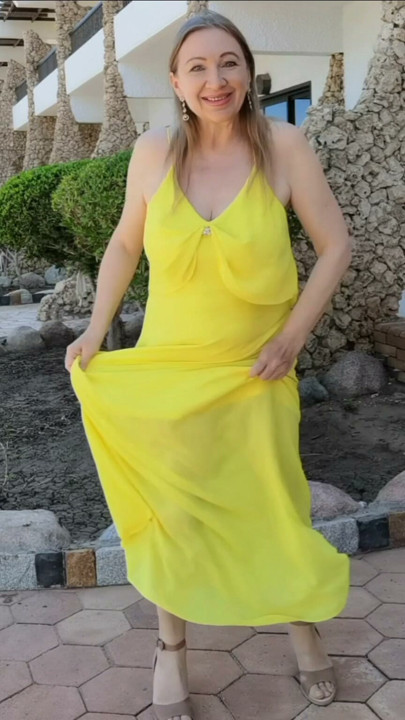 Fan en vestido amarillo