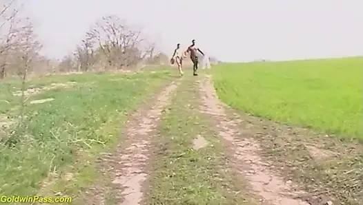 Büyük siyah yarak açık havada amını parçalıyor