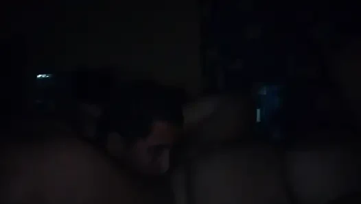 Die notgeile Frau wartet mit dieser feuchten Muschi auf ihren Mann, damit er sehr reich werden kann.