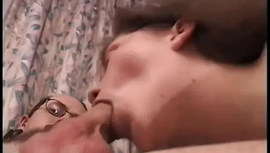 Versaute brünette schlampe mit dicken titten bekommt ihr gesicht gefickt