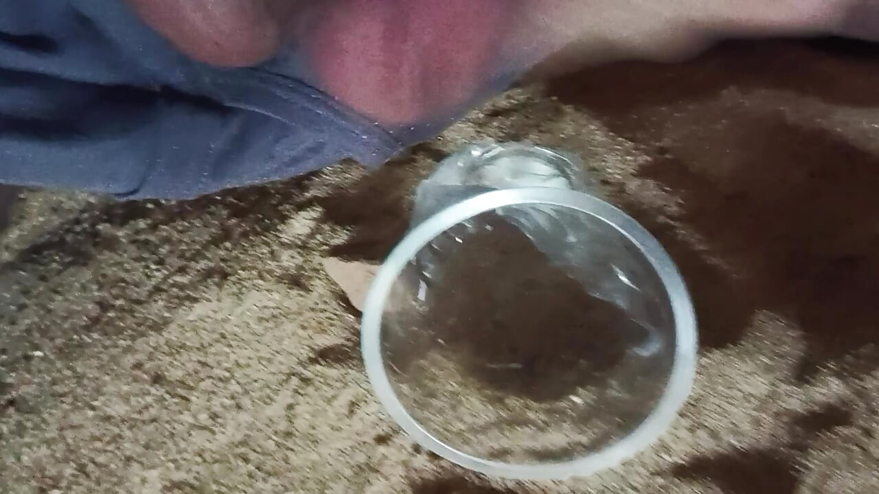 Gioca con il sex toy per masturbarsi al grosso cazzo per sborrare
