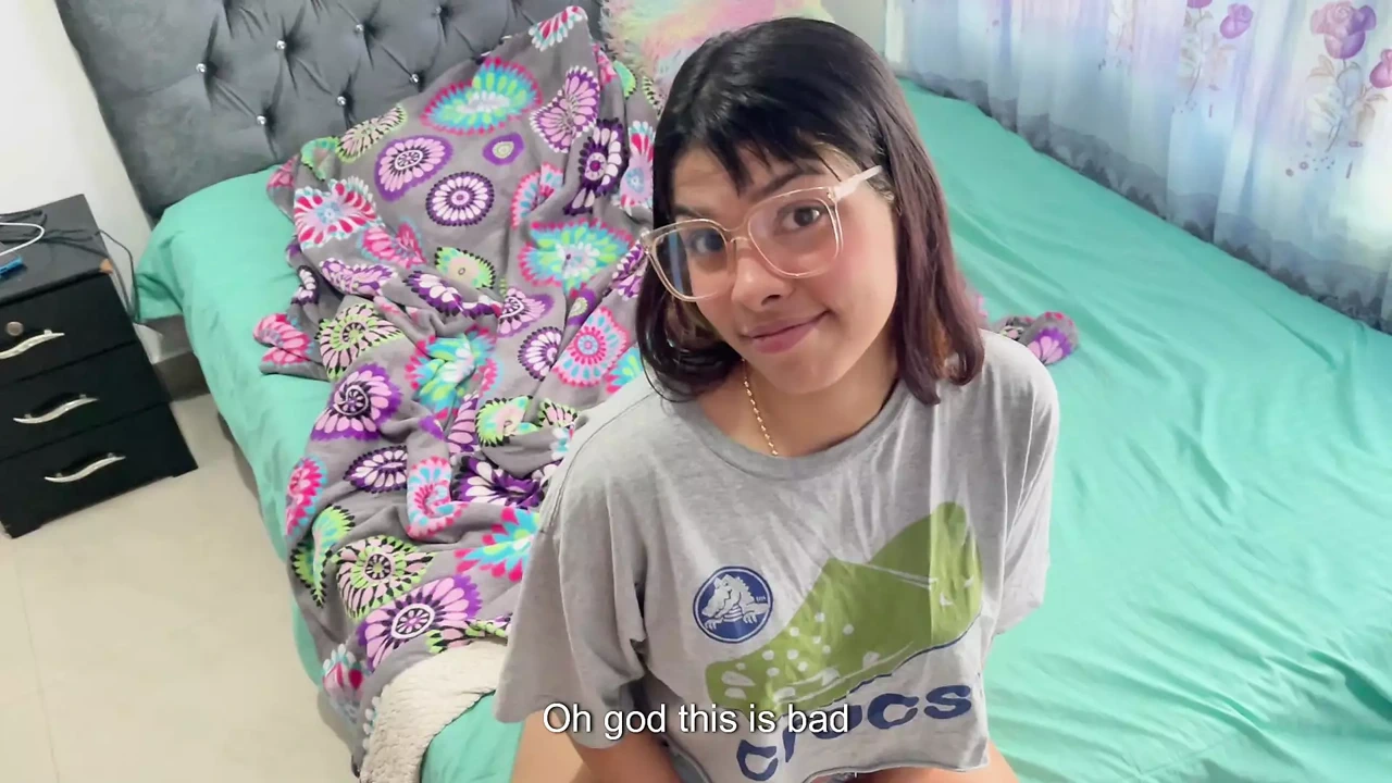 我和我的继妹打赌玩摇滚、纸或剪刀的美味性爱，我的继妹失去了玩耍，我最终操了她紧致的阴户