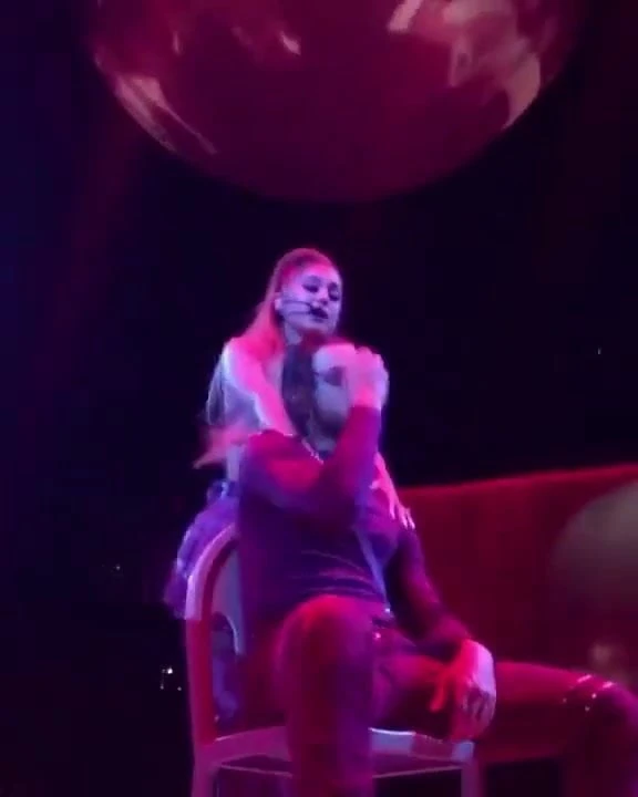 Ariana Grande sexy