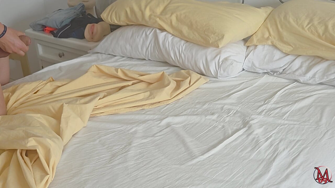 Look how my ass humping to my pillow