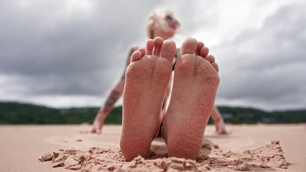 Adore mes pieds sur une plage publique et obtiens ma permission d’éjaculer