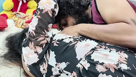 Mallu çift yatak odasında elbise çıkarma ve göğüslerle öpüşme ateşli desi romantizmi evde emiyor