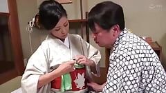 Premium Japan: schöne MILFs, die kulturelle Kleidung tragen, hungrig nach Sex