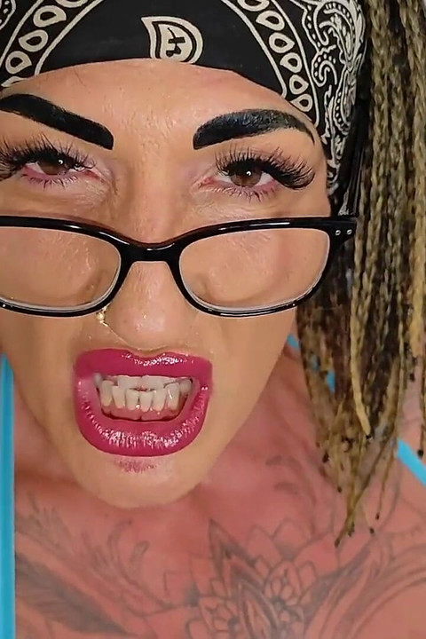 내 노예에게 명령을 내리고 그를 내 창녀로 만들어줘