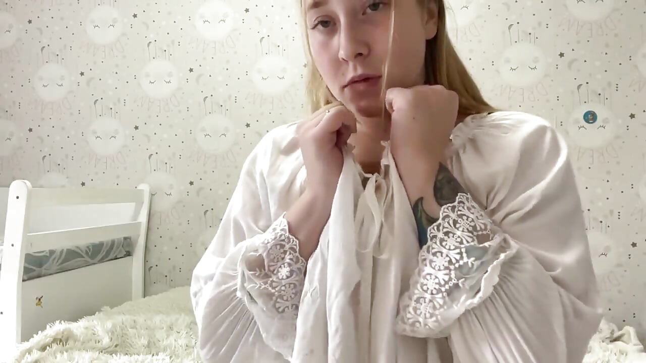 Maagd spuit voor het eerst op de spiegel!.