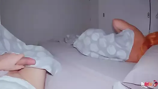 Une belle-mère et son beau-fils partagent un lit à l’hôtel et baisent Sous-titres en anglais