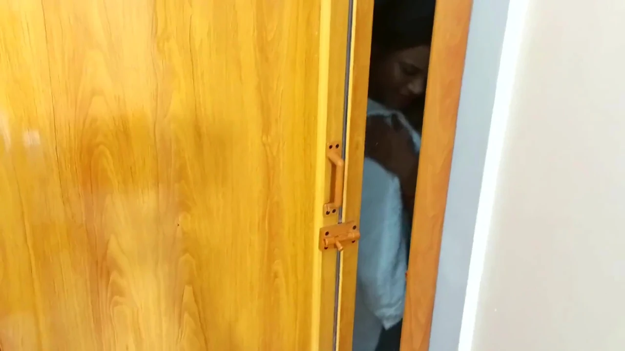 Yeni evli yenge maalesef tuvaletten gelirken devar tarafından sikiliyor