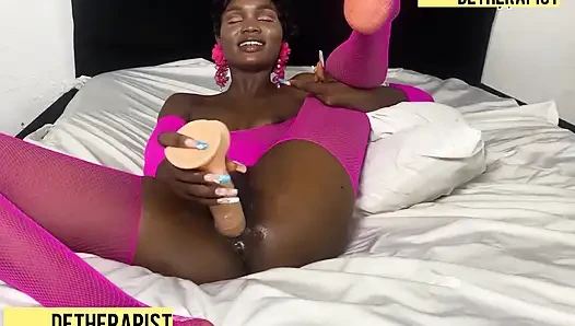 Seksi zenci çikolata tatlı azgın kız kendini tatmin etmeyi seviyor