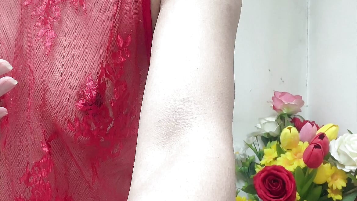 Hana si cewek mungil hana lagi asik ngentot toketnya dengan gaun seksi