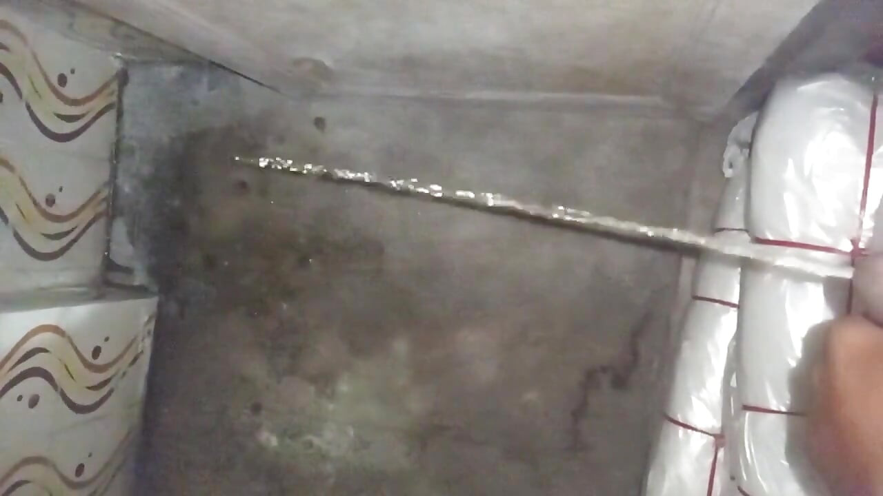 Hintli eşcinsel oğlan açık havada büyük penisle mastürbasyon yapıyor