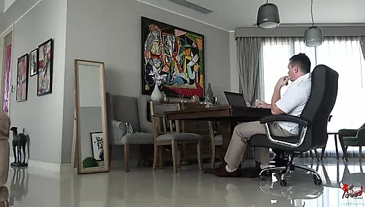 Patron sekreterini dağıttı