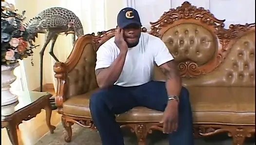 Büyük zenci adam ateşli beyaz sarışınlardan oluşan bir odayı sikiyor