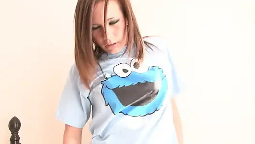 Kızıl saçlı genç kız yatakta küçük göğüslerini gösteriyor