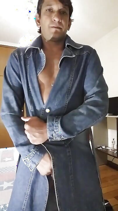 I arrived from the disco very horny and brought a gift.