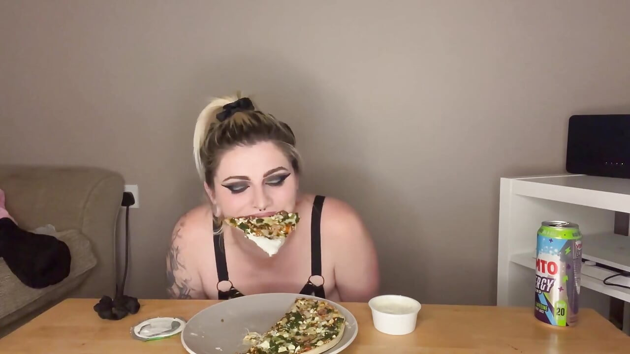 Tantangan mukbang makan pizza tanpa tangan