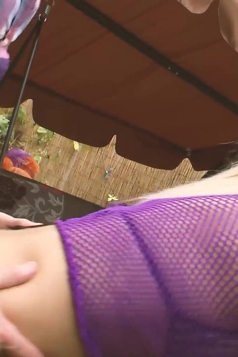 Wielkie kutasy Kochankowie Scena-2 Seksowna cycata blondynka w bieliźnie rucha się w ogrodzie z dużym kutasem sąsiada