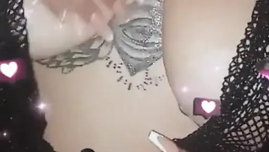 Aku lagi asik mandi dan muasin memekku sendirian