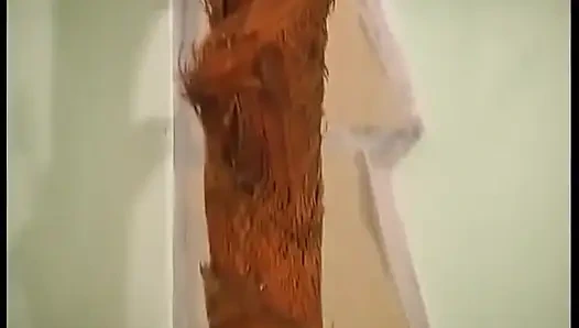 İç çamaşırlı tıknaz hatun oturma odasında tek başına mastürbasyon yapıyor