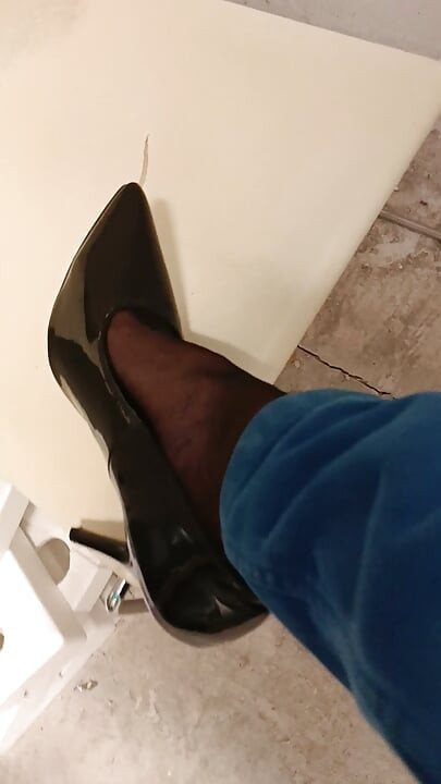 Crossdressing at work - Friday 12:04