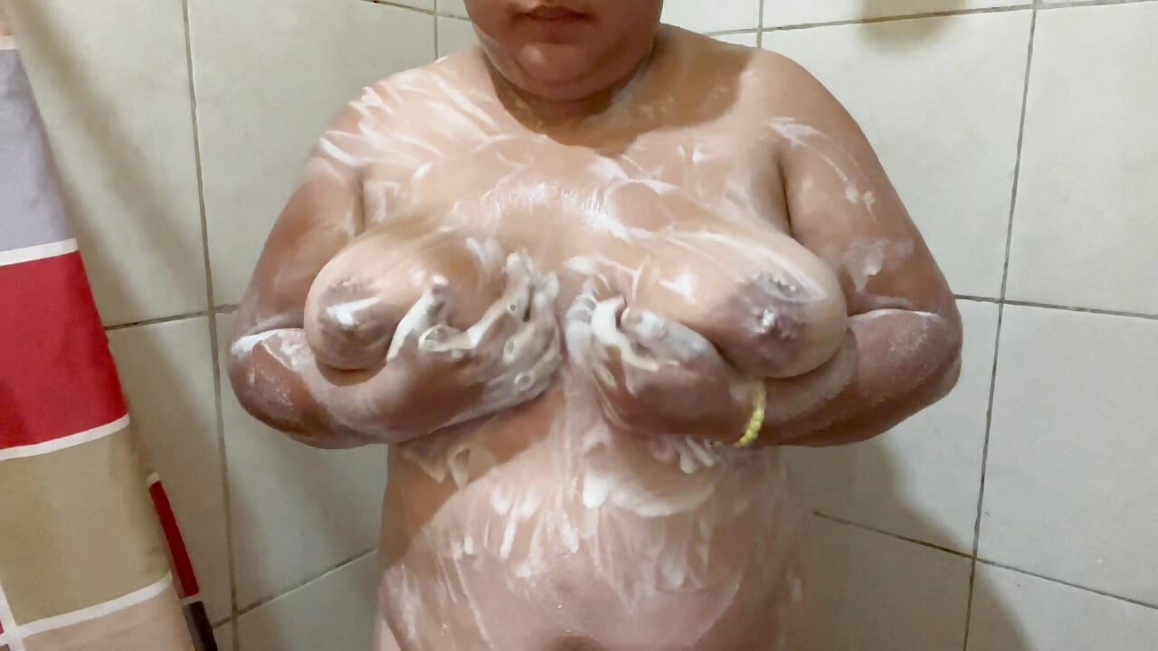 Fata se bucură de un duș bun în timp ce atinge foarte bine pizda și țâțele alea uriașe.