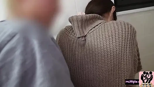 Ibu rumah tangga lagi bersih-bersih kamar mandi mendapat kejutan kunjungan di rumah. Pria berotot ini bergabung, video 3p liar ini nggak bisa dikendalikan!