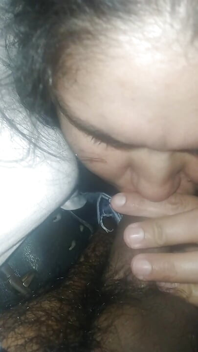 在吉普车上吮吸鸡巴, 射在嘴里