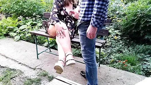 Üvey oğul üvey annesinin çıplak bacaklarına boşalıyor